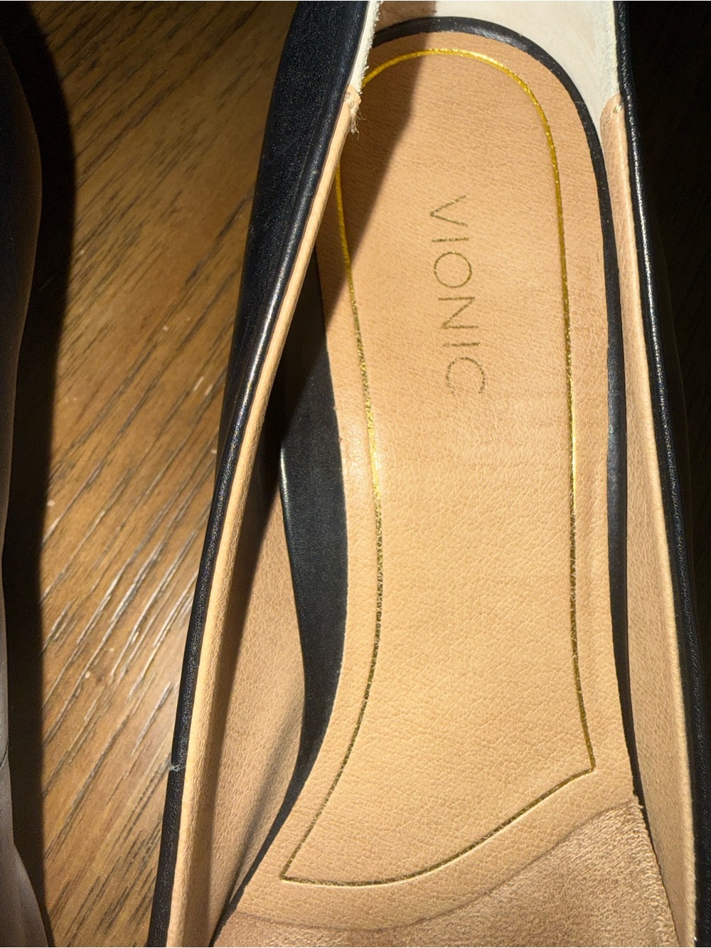 Vionic Black Leather Pointed Toe Pumps Comfort Heels Size 9.5 - Picture 2 of 6